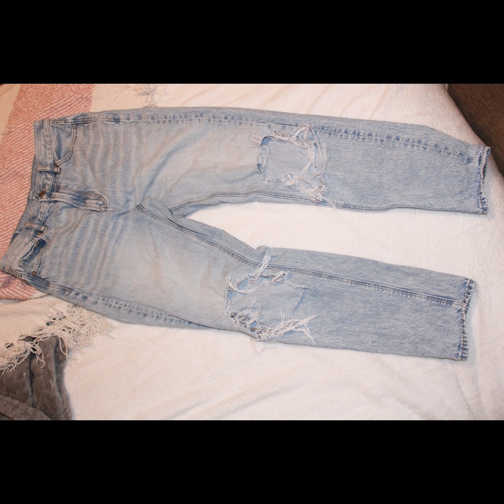 Light-washed American eagle mom jean! Size 0